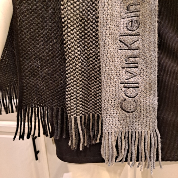Calvin Klein Two Tone Black and Gray Ultra Soft Acrylic Knit Scarf With Fringe - Picture 3 of 6